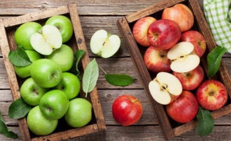 So sánh sự khác biệt giữa trái táo xanh chua giòn và trái táo đỏ ngọt thơm